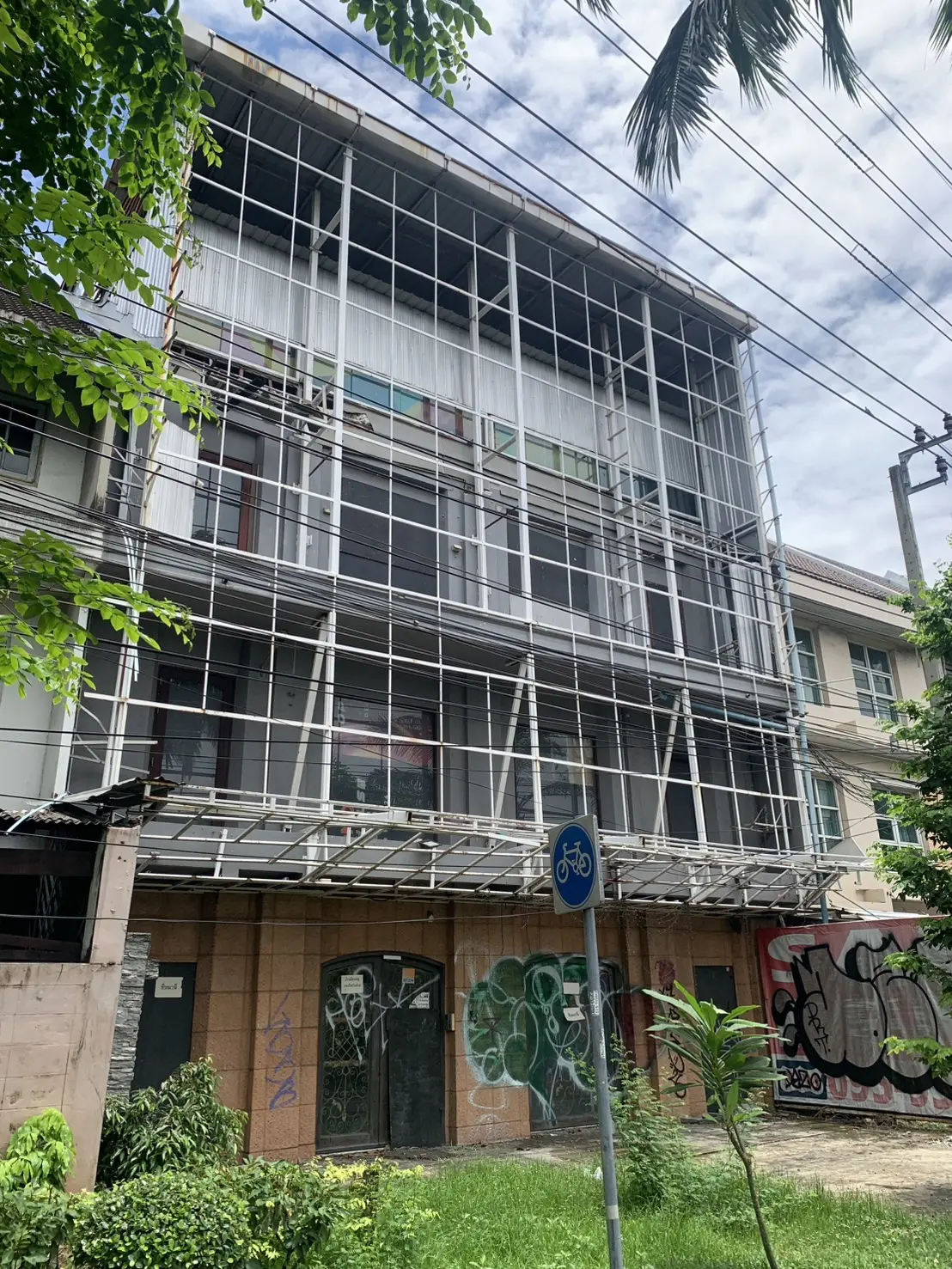 Our sales office is conveniently located near Liab Duan Road