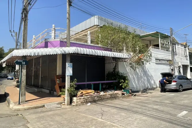 ที่ดินโฉนดเลขที่ 118126 เลขที่ดิน 1748 ตำบลคลองสาม อำเภอคลองหลวง จังหวัดปทุมธานี เนื้อที่ประมาณ 67 เศษ 6 ส่วน 10 ตารางวา พร้อมสิ่งปลูกสร้าง